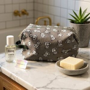 Underonesky Handled Cosmetic Bag.
Stitched Grey Teddy Bear.
L 10” x H 6” 
NWT